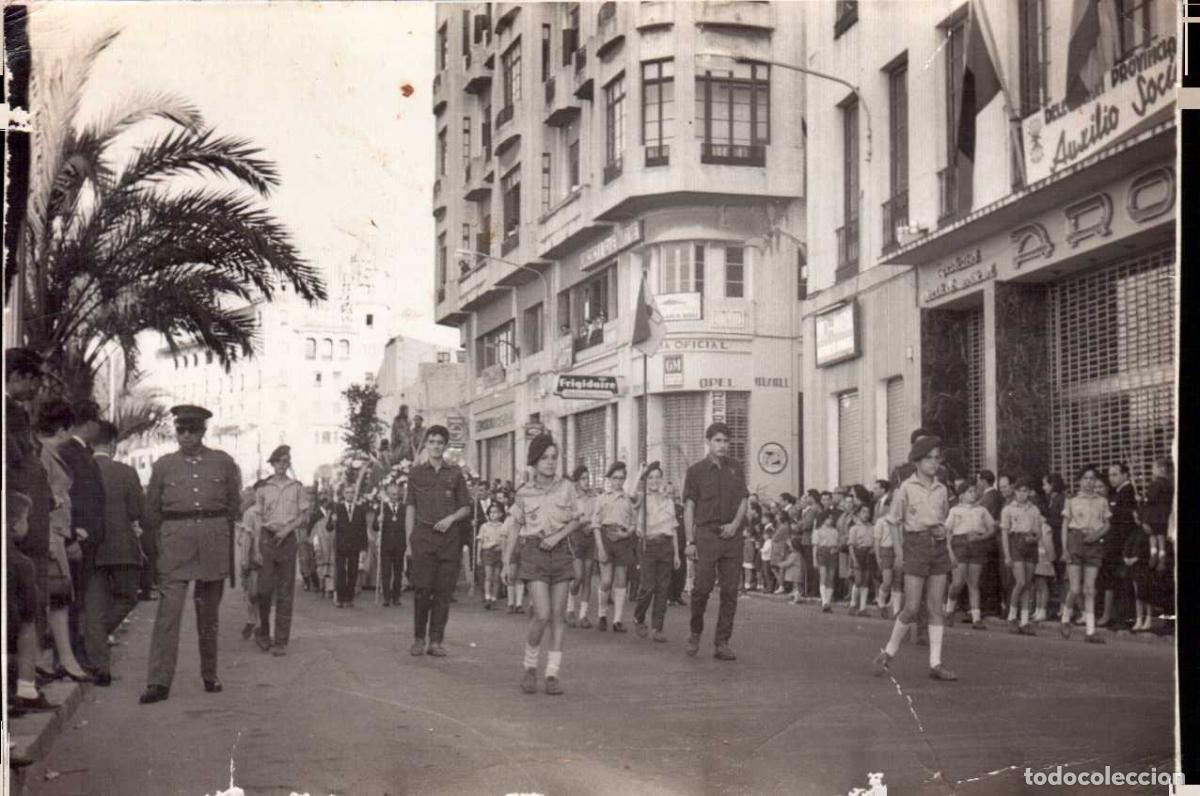 Militaria: FOTOGRAFIA FRENTE DE JUVENTUDES DELANTE DE UNA PROCESION DE SEMANA SANTA POLLINICA