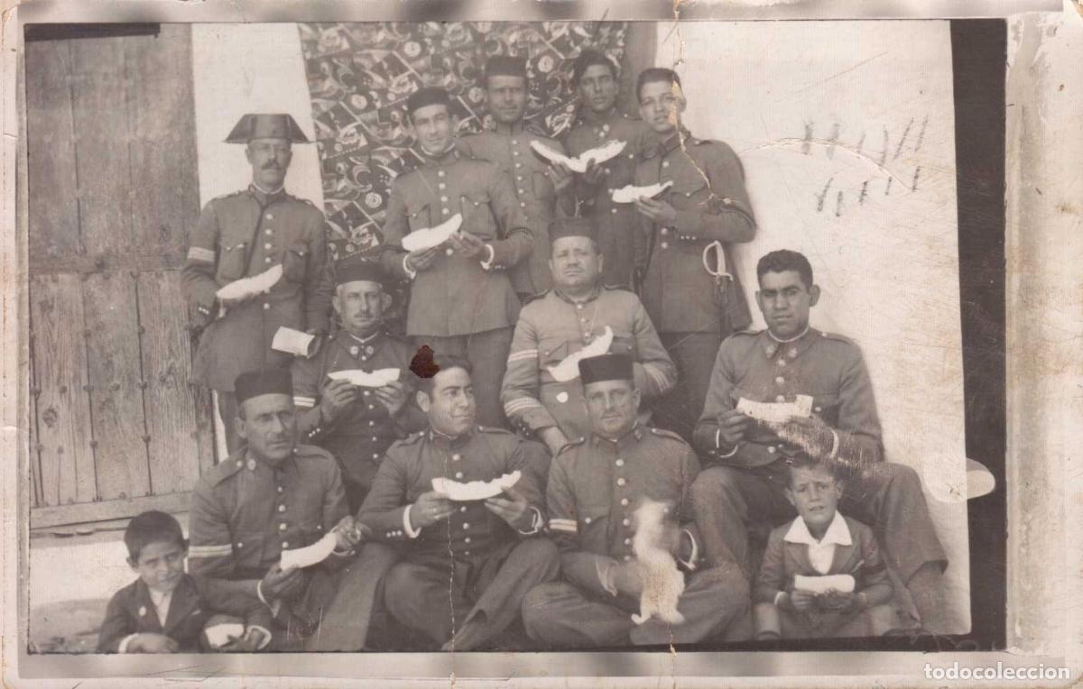 Militaria: FOTOGRAFIA FOTOMATON GRUPO DE GUARDIAS CIVILES CARABINEROS COMIENDO MELON