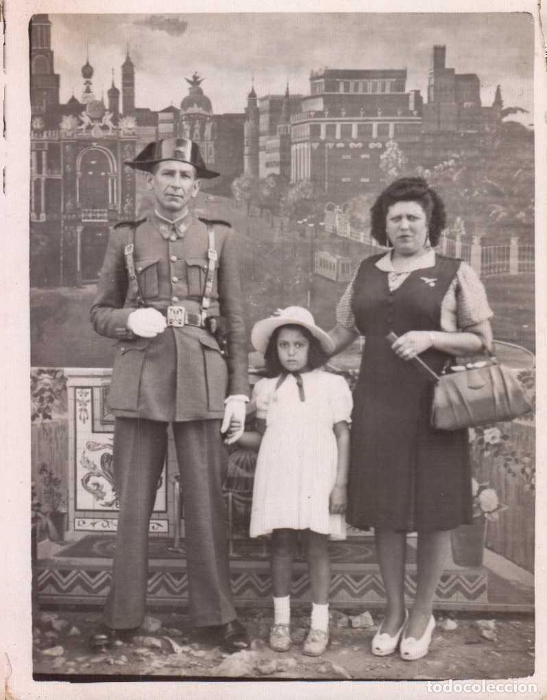 Militaria: FOTOGRAFIA MINUTERO DE GUARDIA CVIL Y FAMILIA A&Ntilde;OS 40 APROX.