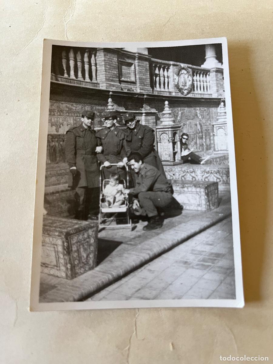 Militaria: FOTOGRAF&Iacute;A RECLUTAS DEL EJ&Eacute;RCITO DE TIERRA DURANTE LA MILI EN LA PLAZA DE ESPA&Ntilde;A DE SEVILLA - A&Ntilde;OS 6