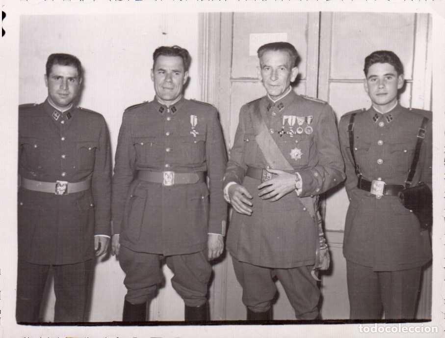 Militaria: FOTOGRAFIA DE GUARDIAS Y CIVILES , MEDALLAS SUFRIMIENTO POR LA PATRIA. VETERANO DE GUERRA. ETC