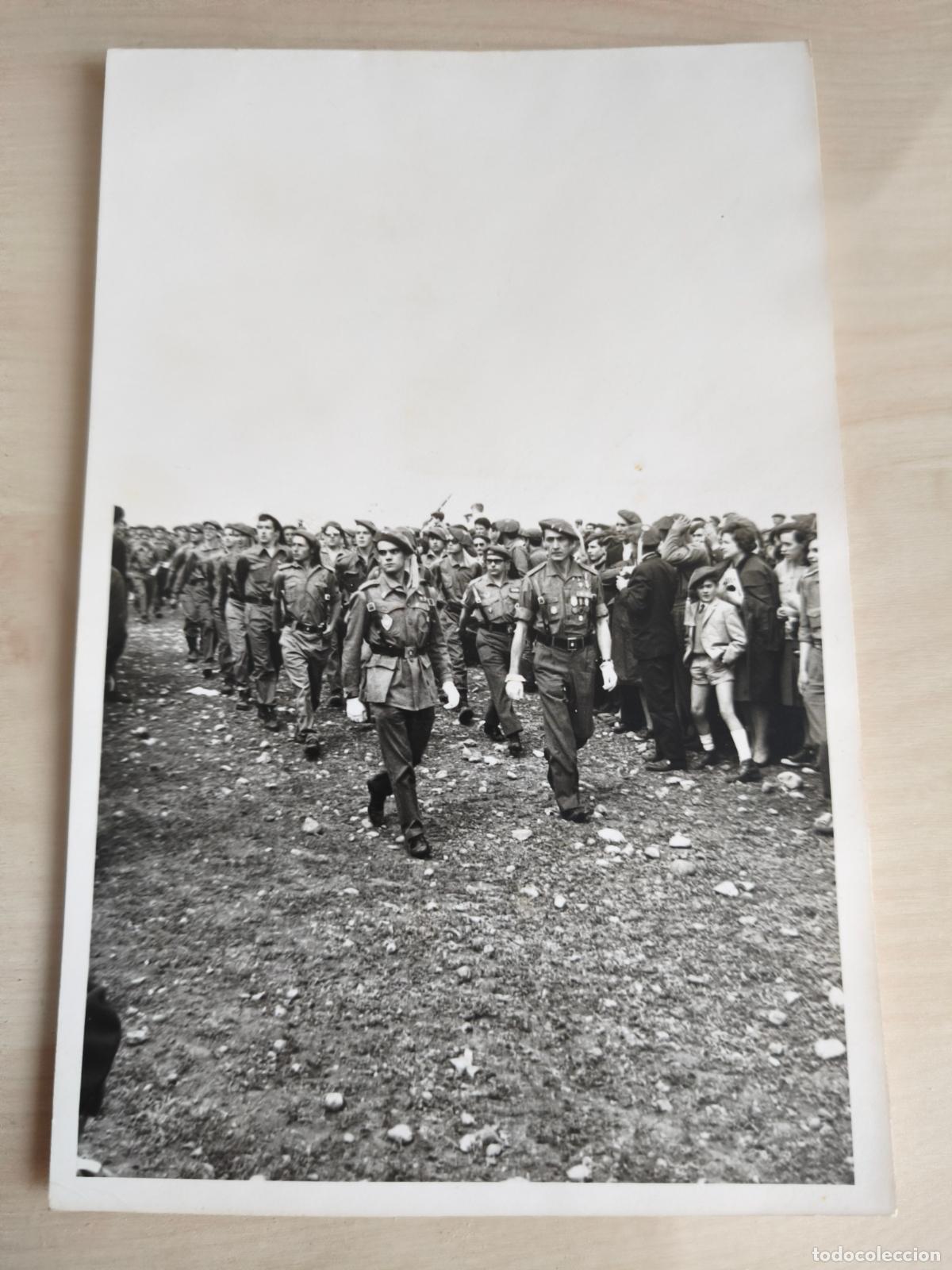Militaria: Montejurra 30 de Abril de 1967. Requet&eacute;s desfilando.