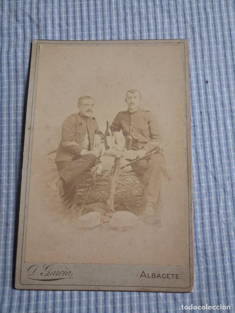 Militaria: Fotograf&iacute;a alb&uacute;mina Militares Sargentos bebiendo. Domingo Garc&iacute;a. Albacete