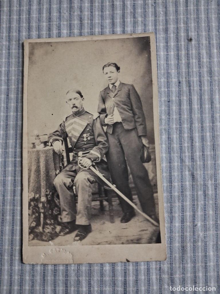 Militaria: Fotograf&iacute;a Militar Comandante con medallas y sable. M. Catal&aacute;n