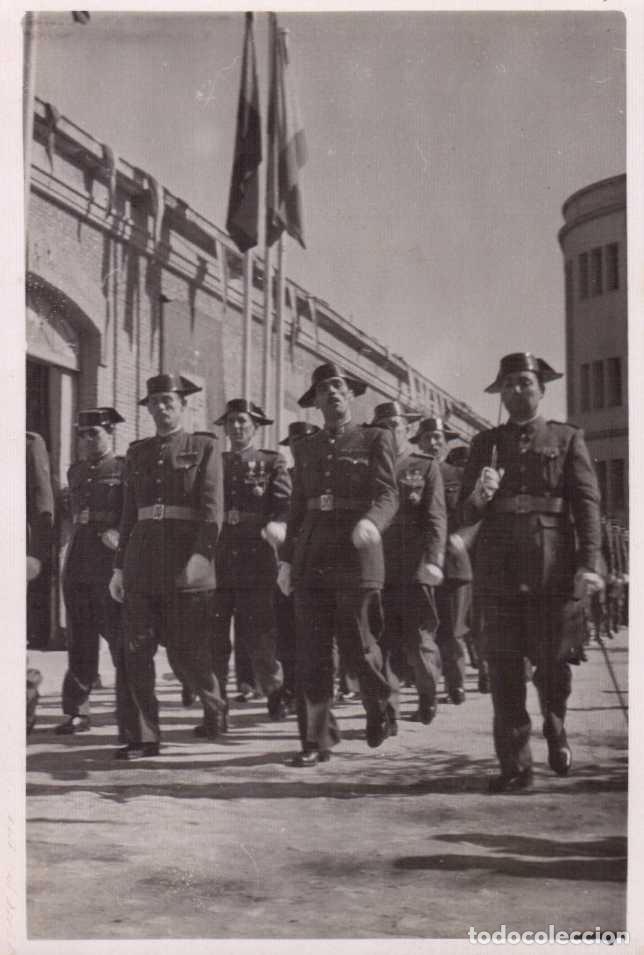 Militaria: FOTOGRAFIA formaci&oacute;n de guardias civiles 12 de octubre de 1947