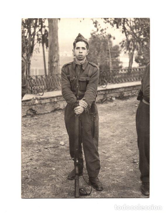 Militaria: SOLDADO ESPA&Ntilde;OL REALIZANDO EL SERVICIO MILITAR OBLIGATORIO (LA MILI). 8,5X11,5.