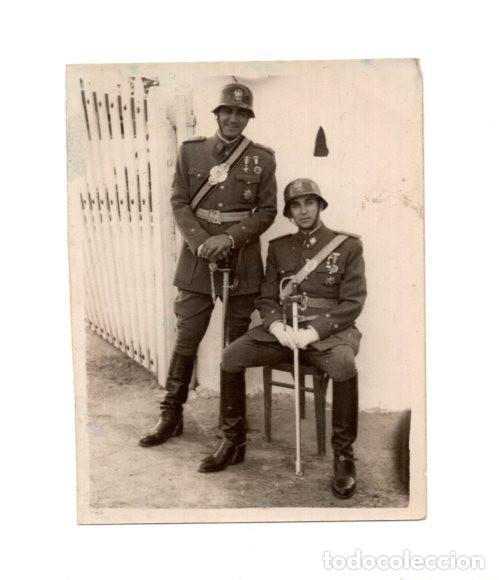 Militaria: SOLDADOS ESPA&Ntilde;OLES CON MEDALLAS DE LA GUERRA CIVIL. 8,8X7,1.