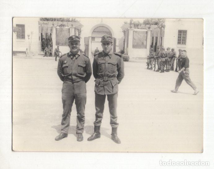 Militaria: MILITARES PUERTA DE UN CUARTEL. 11,5X8,4
