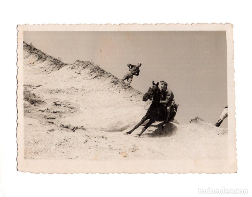 Militaria: SOLDADOS A CABALLO DESCENDIENDO UNA PENDIENTE DE ARENA, UN TIPO DE ACCI&Oacute;N T&Aacute;CTICA. 13,1X9,3.