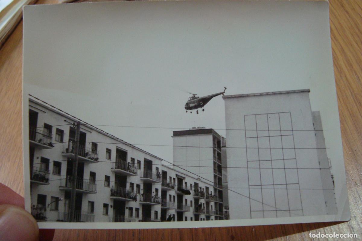 Militaria: ANTIGUA FOTOGRAFIA HELICOPTERO MILITAR 1008 5 MARINA. SOBRE BARRIADA DE SEVILLA A&Ntilde;OS 60?