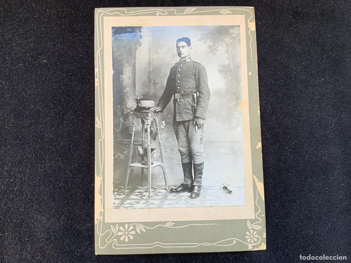 Militaria: Fotografia de un militar con bayoneta y gorro,de pricipios de siglo XX, alfonso XIII.