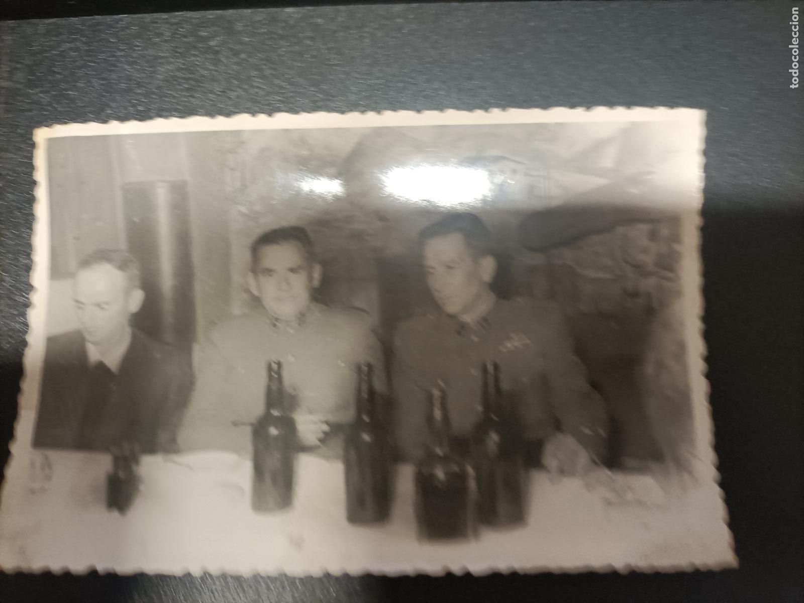 Militaria: FOTOGRAFIA DE GUARDIAS CIVILES CON BOTELLAS DE VINO