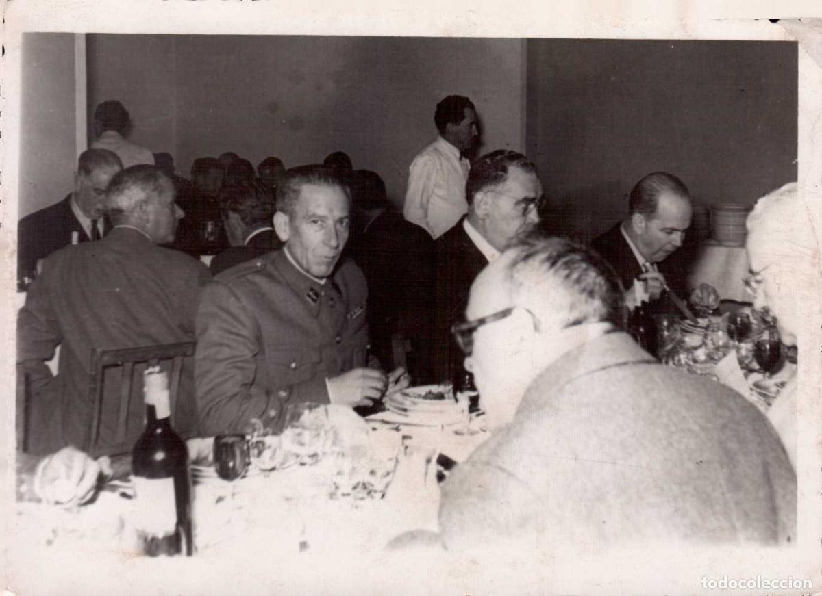 Militaria: FOTOGRAFIA RETRATO GUARDIA CIVIL EN UN ALMUERZO TAMA&Ntilde;O 11.5 X 8.5