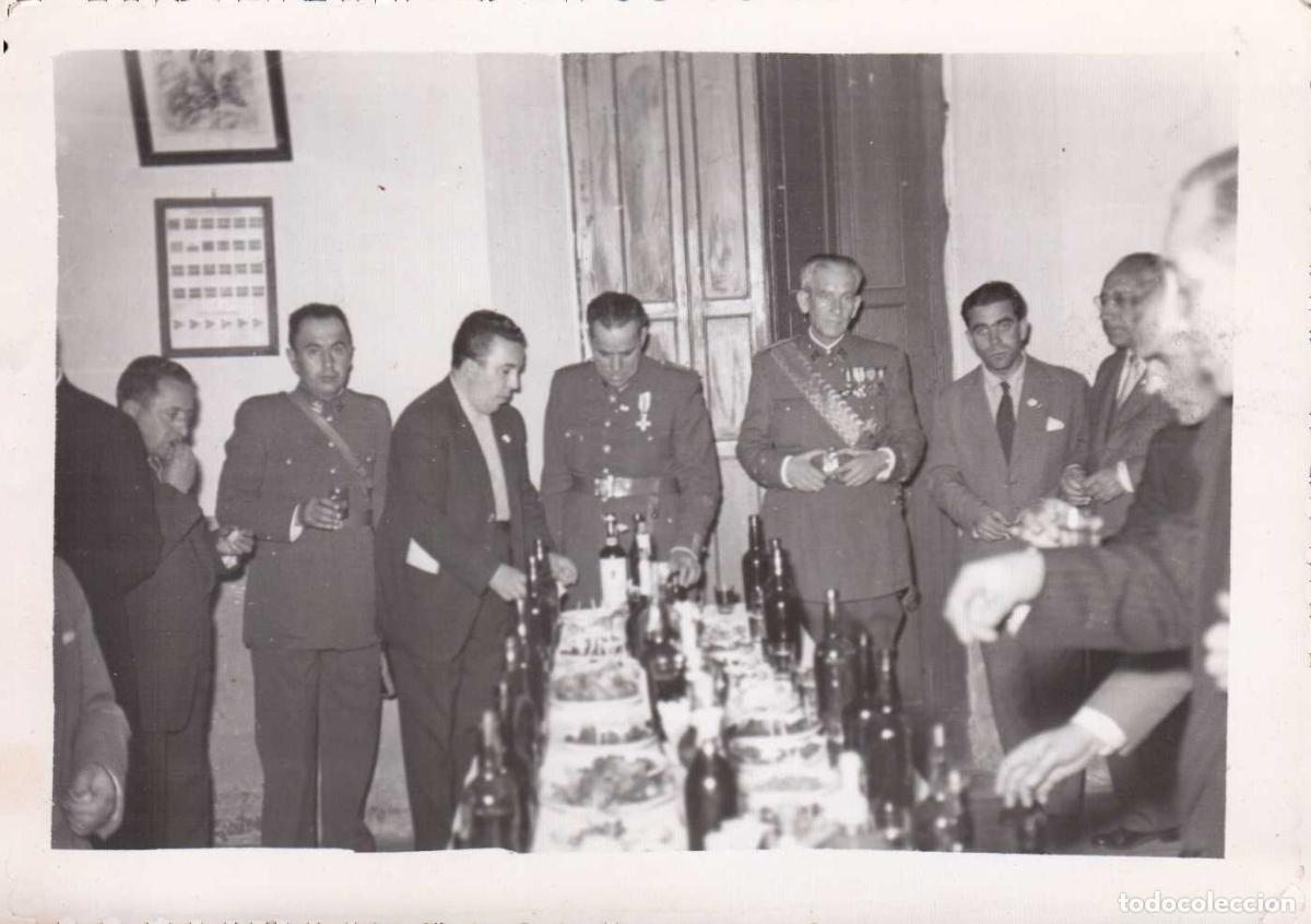 Militaria: FOTOGRAFIA RETRATO GUARDIAS CIVILES EN UN ALMUERZO TAMA&Ntilde;O 11.7 X 8.4