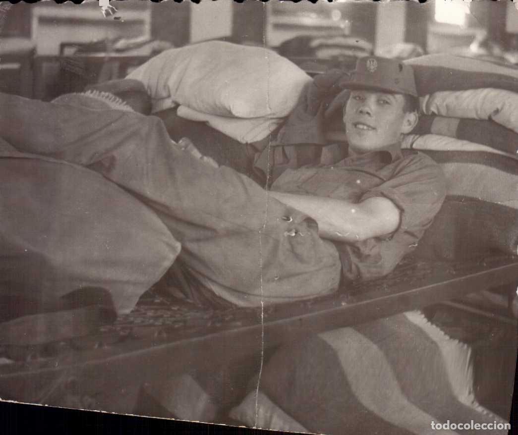 Militaria: FOTOGRAFIA MILITAR RECUERDO DE LA MILI. SOLDADO ACOSTADO EN UNA LITERA 9 X 6.9