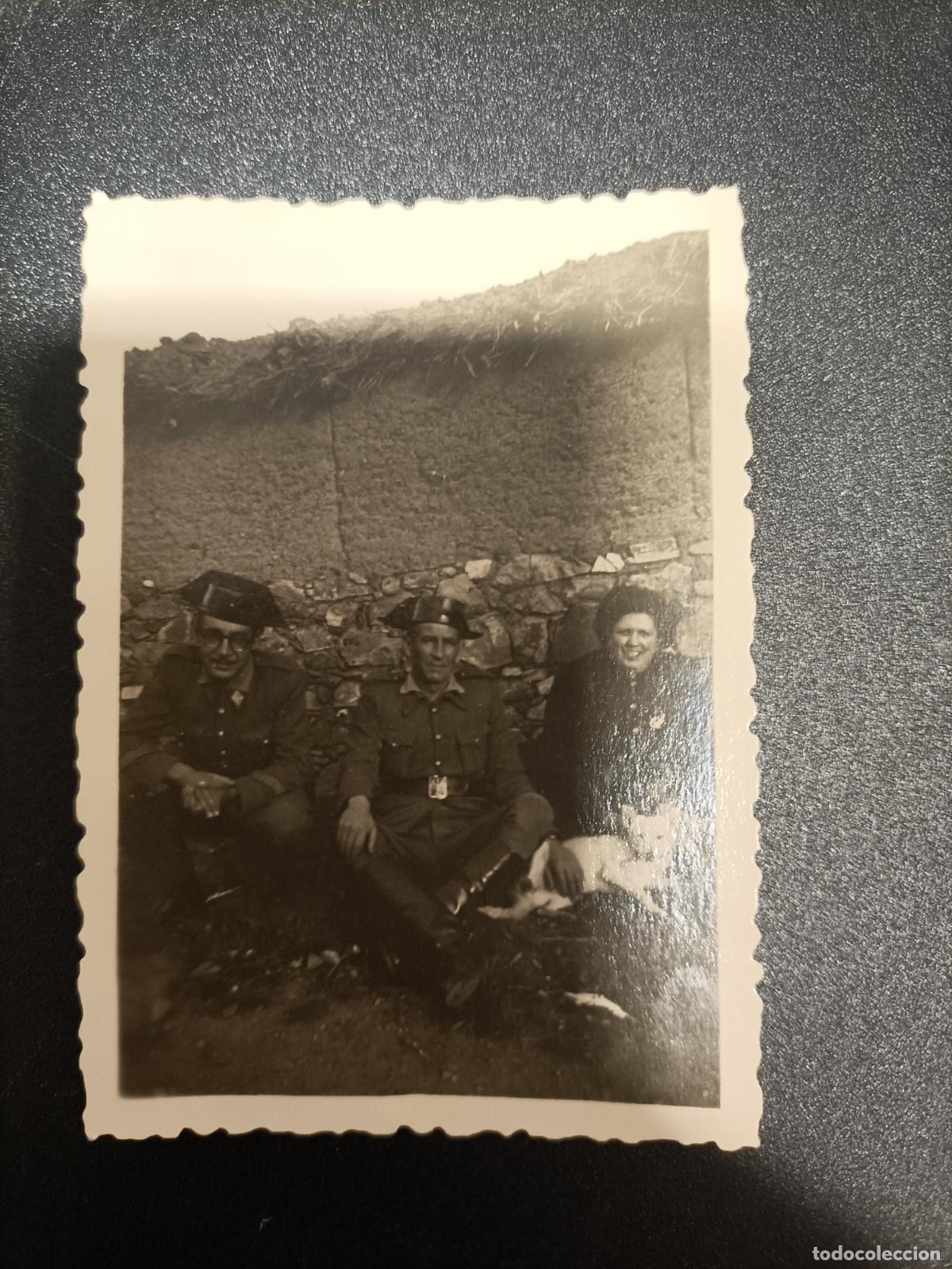 Militaria: FOTOGRAFIA GUARDIAS CIVILES , PERRIRRO Y SE&Ntilde;ORA 6.1 X 8.6