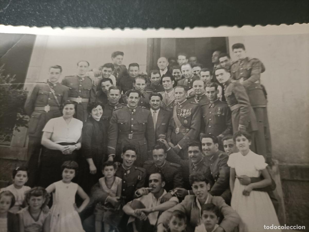 Militaria: FOTOGRAFIA GRUPO DE GUARDIAS CIVILES CON FRANCISCO LABADIE, FALANGE Y DIVISIONARIO AZUL