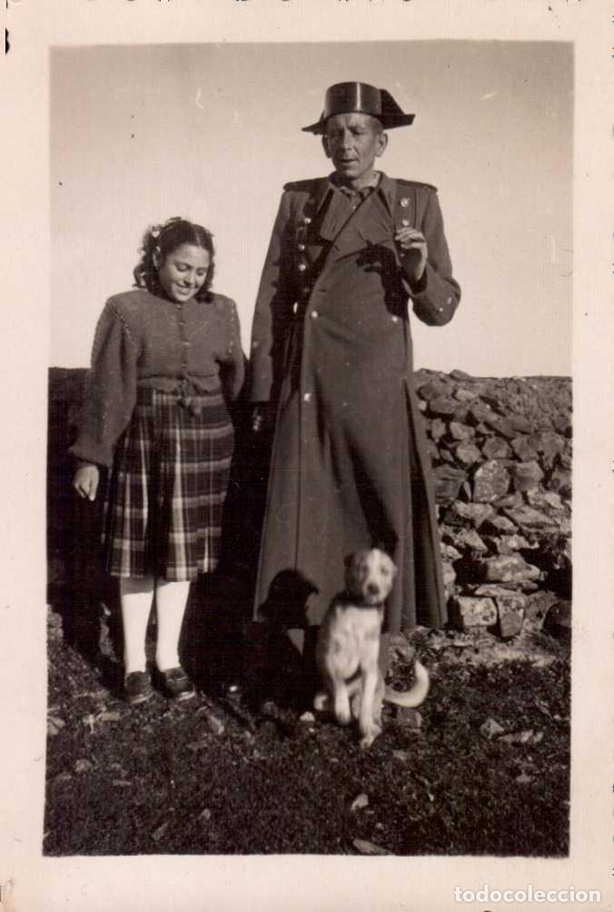 Militaria: FOTOGRAFIA GUARDIA CIVIL CON ABRIGO LARGO NI&Ntilde;A Y PERRITO 5,7 X 8.6
