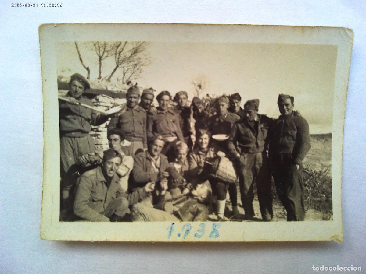 Militaria: GUERRA CIVIL : FOTO DE MILITARES DE ARTILLERIA EN REFUGIO CON GARRAFA , ETC , 1938