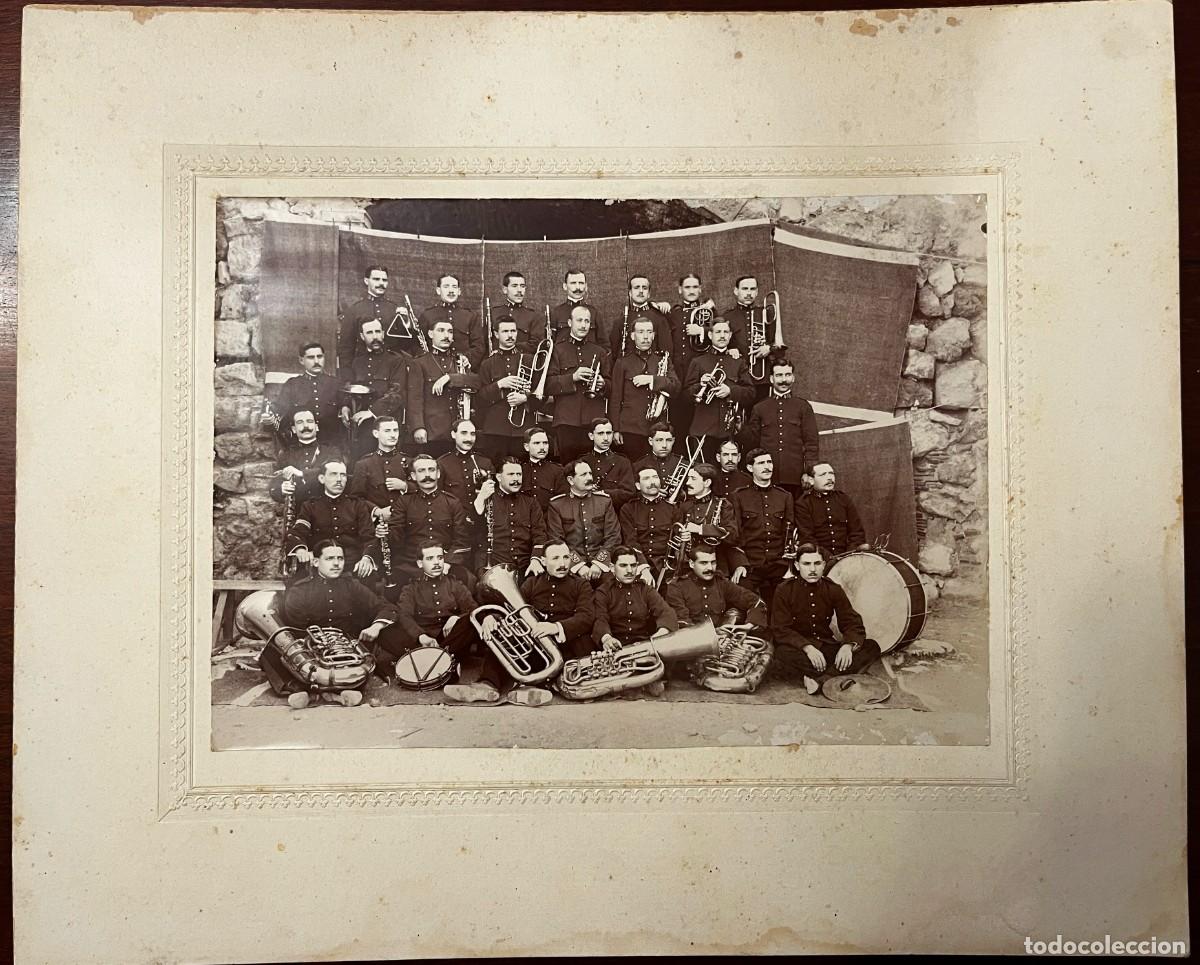 Militaria: Fotograf&iacute;a albumina de la banda de m&uacute;sica del Regimiento n&ordm; 19. mide 34,3 x 28,3 cms. incluido el p