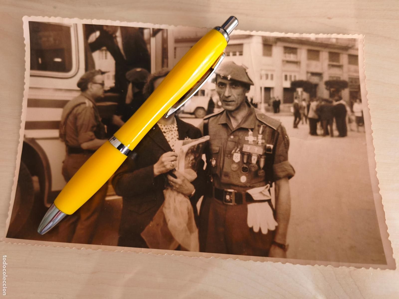 Militaria: Requete condecorado en la Guerra Civil y disponiendose a subir al bus camino de Montejurra. A&ntilde;os 60