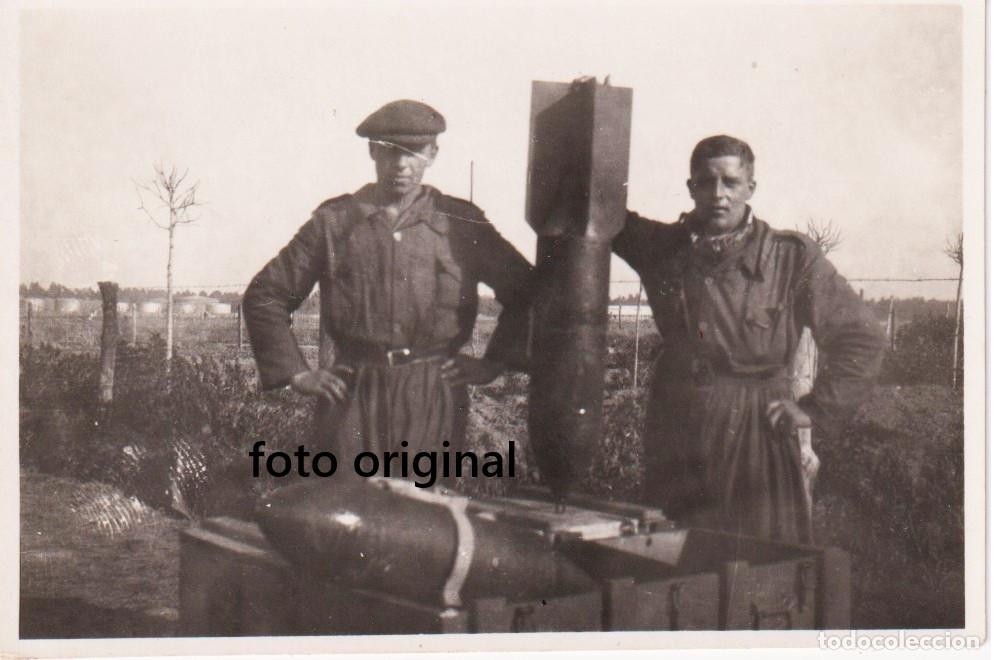 Militaria: FOTO MECANICOS LEGION CONDOR BOMBA 50 KG AERODROMO GUERRA CIVIL