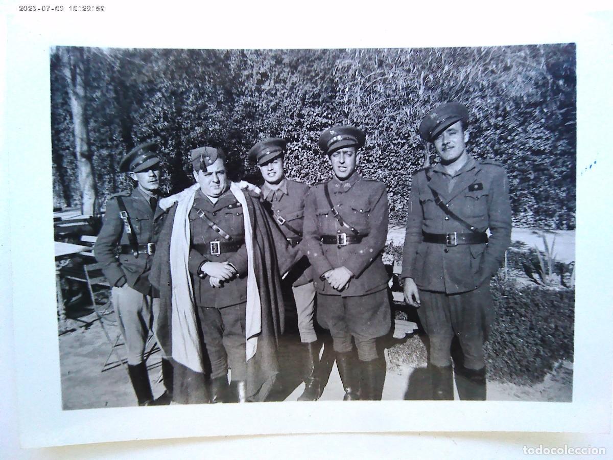 Militaria: INMEDIATA POST GUERRA CIVIL : FOTO DE OFICIALES PROVISIONALES , UNO CON CAPOTE . NOVELDA 1940