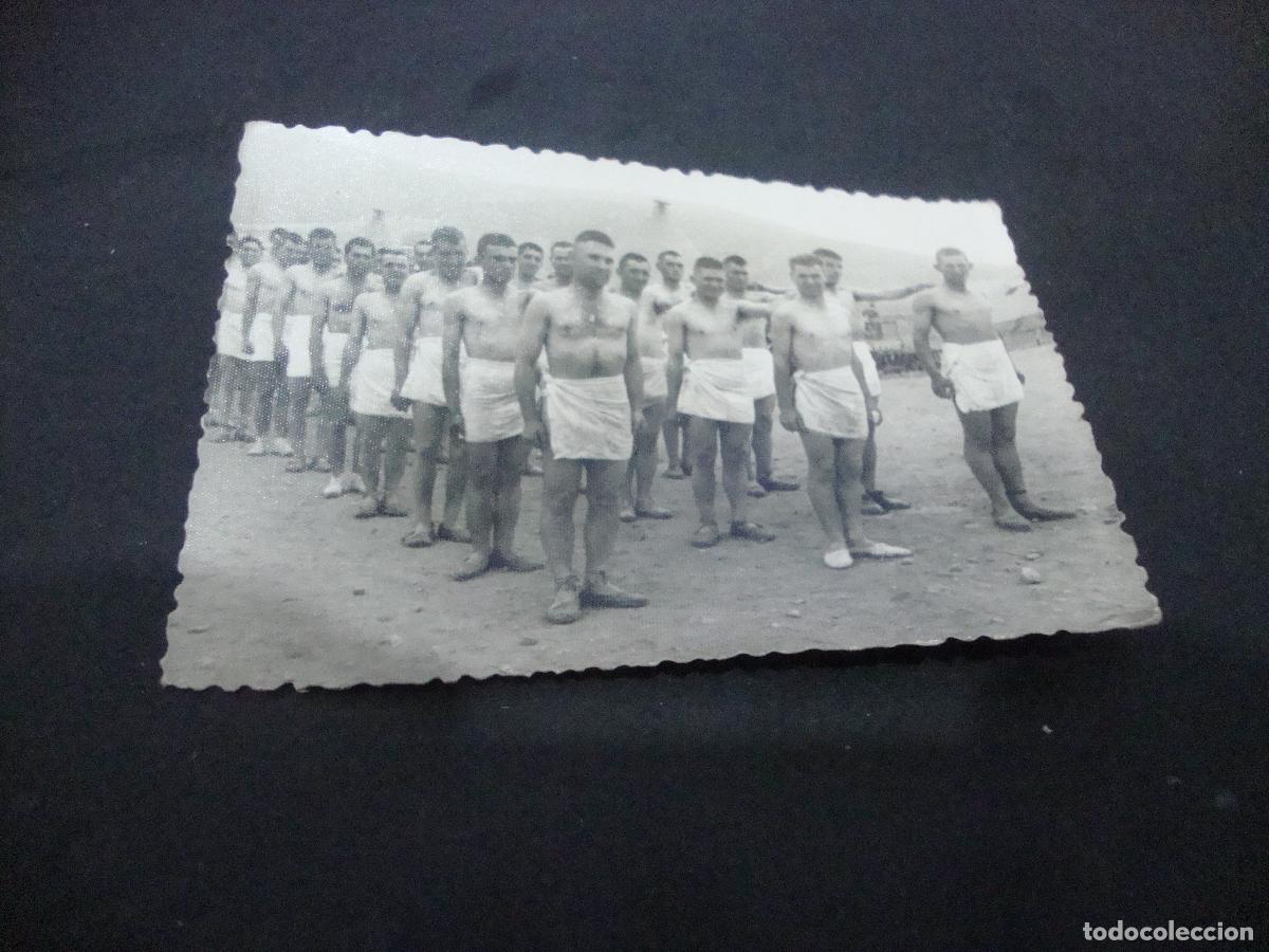 Militaria: FOTOGRAFIA TEMA MILITAR EN FORMACION DESPUES DE LA DUCHA CON TOALLAS