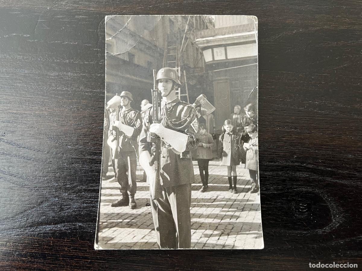 Militaria: FOTO DE JOVEN POLIC&Iacute;A ARMADA DESFILANDO