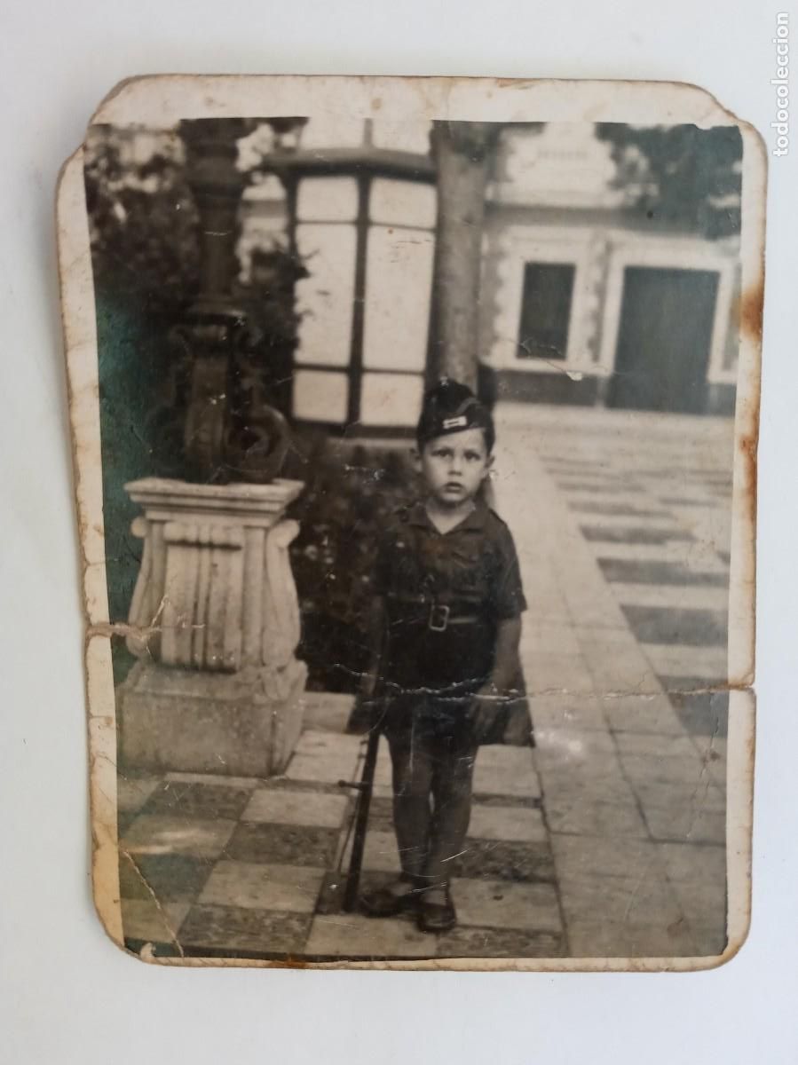 Militaria: GUERRA CIVIL - FALANGE : FOTO DE NI&Ntilde;O UNIFORMADO Y FUSIL , DOS FLECHAS EN EL GORRILLO