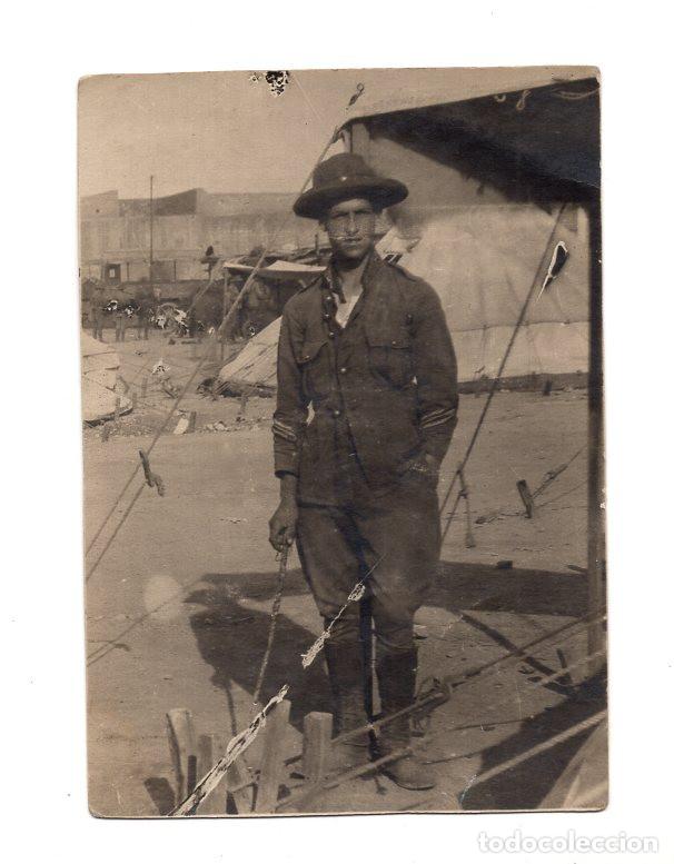 Militaria: SOLDADO EN UN CAMPAMENTO MILITAR. 12,3x9.