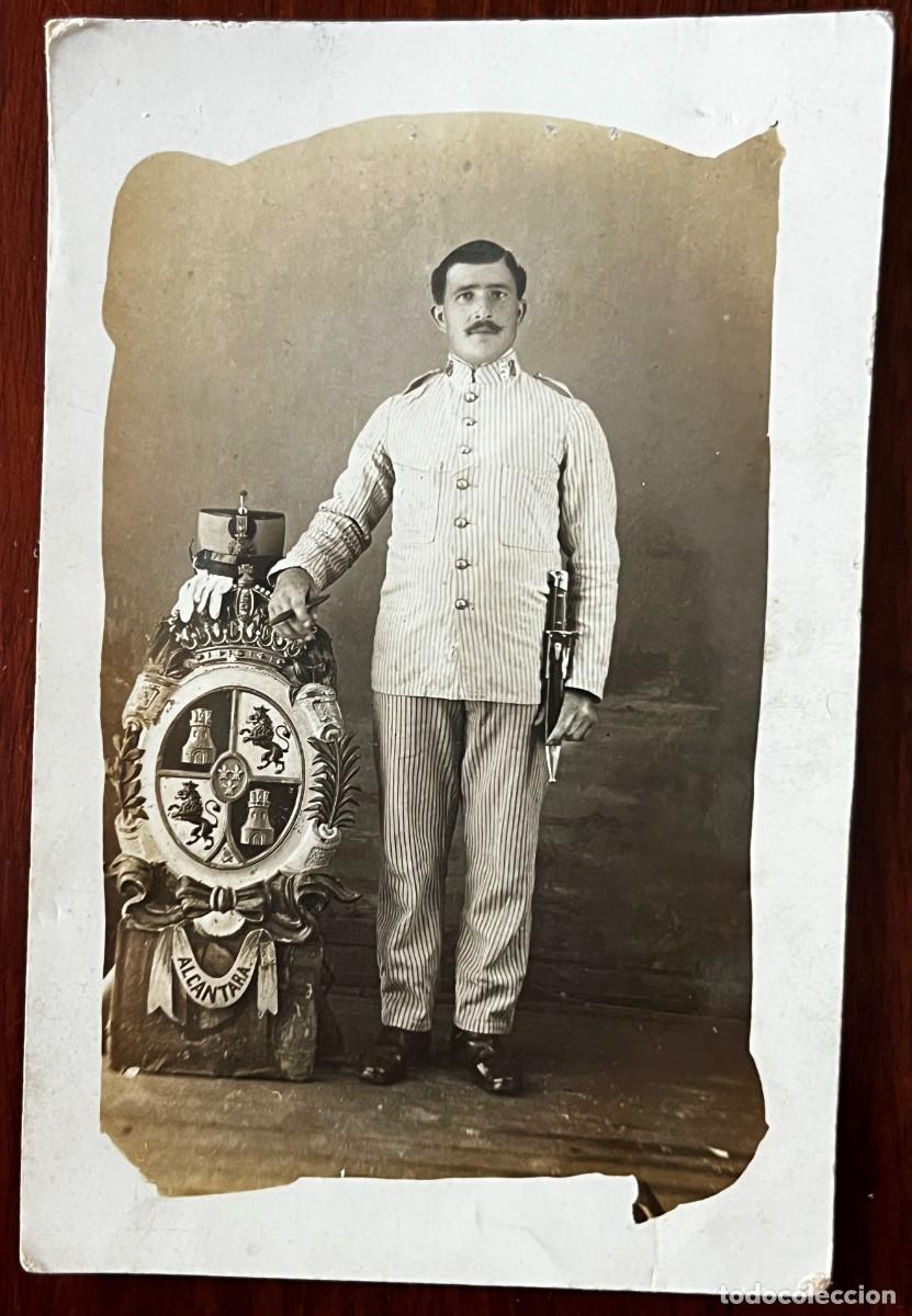 Militaria: ANTIGUA FOTOGRAFIA DE MILITAR DEL REGIMIENTO N&ordm; 8 CON UNIFORME DE RAYADILLO Y GRAN EMBLEMA DEL REGIM