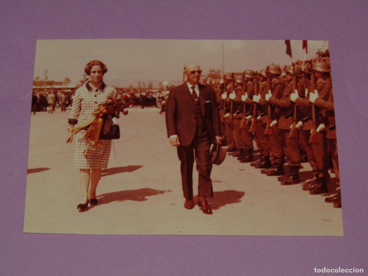 Militaria: Antigua Fotograf&iacute;a Original de FRANCO Pasando Revista en Visita a Valencia - A&ntilde;o 1960-70s.