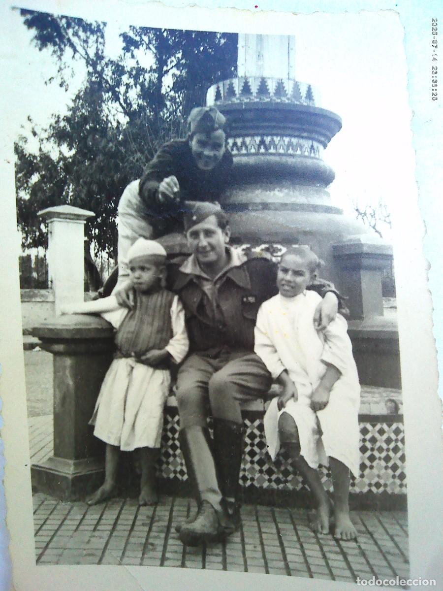 Militaria: GUERRA CIVIL : FOTO DE ALFEREZ PROVISIONAL CON NI&Ntilde;OS MOROS . DE ROS , CEUTA