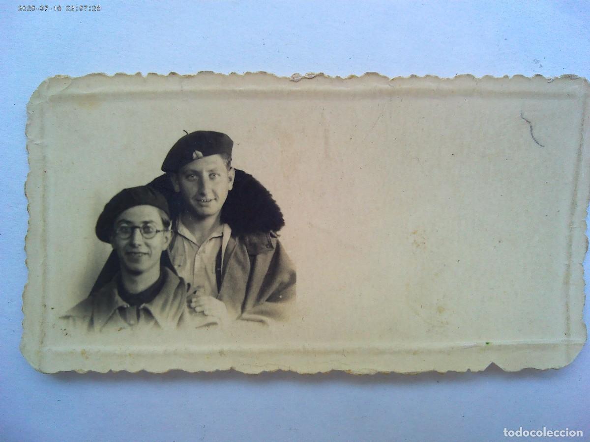 Militaria: GUERRA CIVIL : PEQUE&Ntilde;A FOTO DE MILICIANOS CON BOINA Y CAPOTE . SARGENTO Y REQUETE (?)