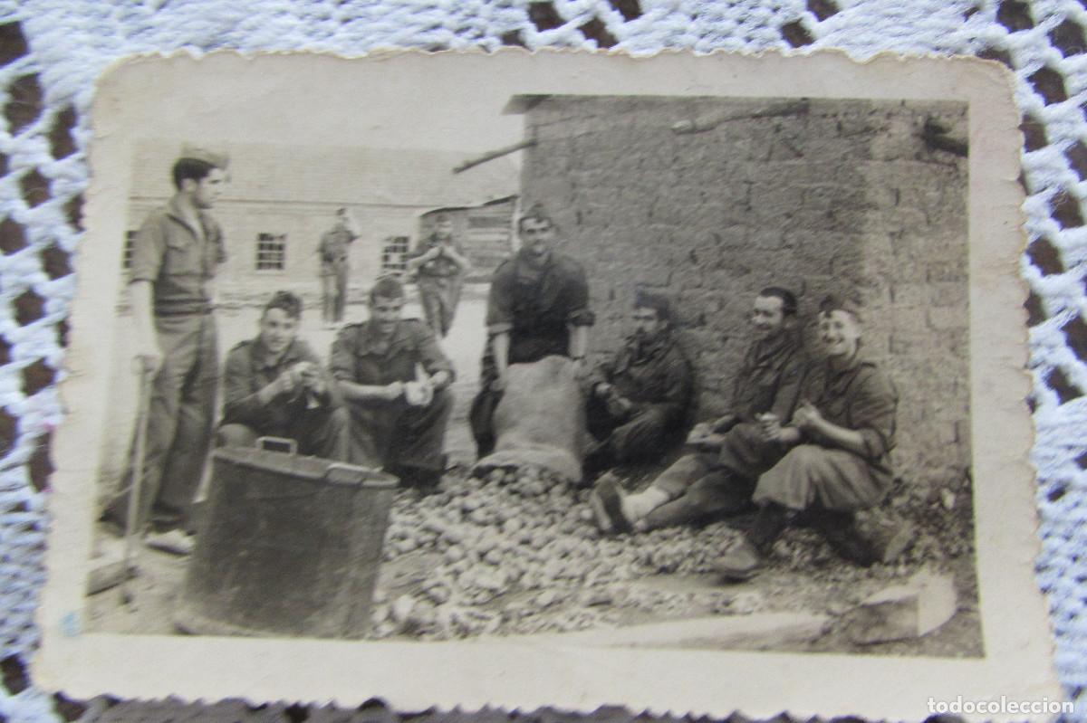 Militaria: FOTO MILITARES DESCANSANDO ESCRITA