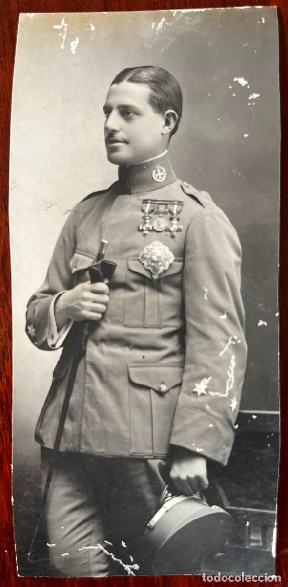 Militaria: Fotograf&iacute;a militar de teniente de Sanidad Militar, &eacute;poca Alfonso XIII, con condecoraciones, 13 x 6 c