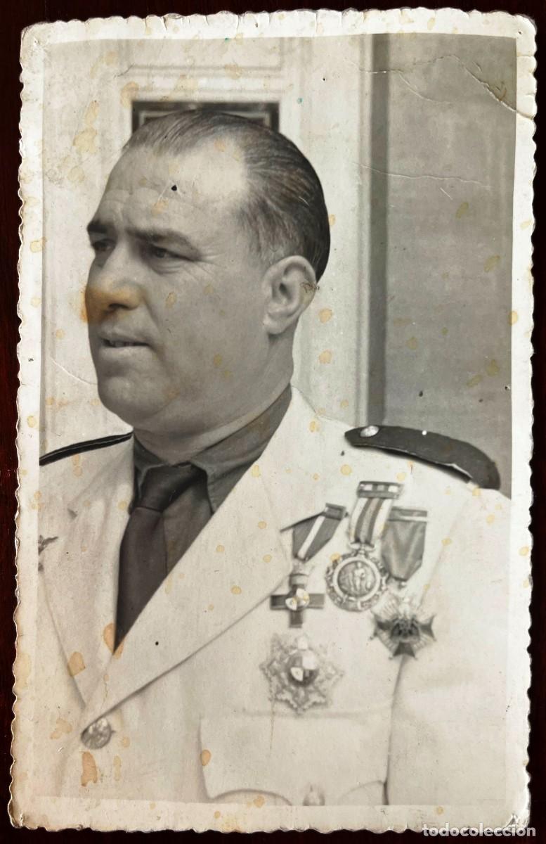 Militaria: Fotograf&iacute;a de jerarca de Falange con medalla militar individual, Guerra Civil, mide 13,5 x 8,7 cms.