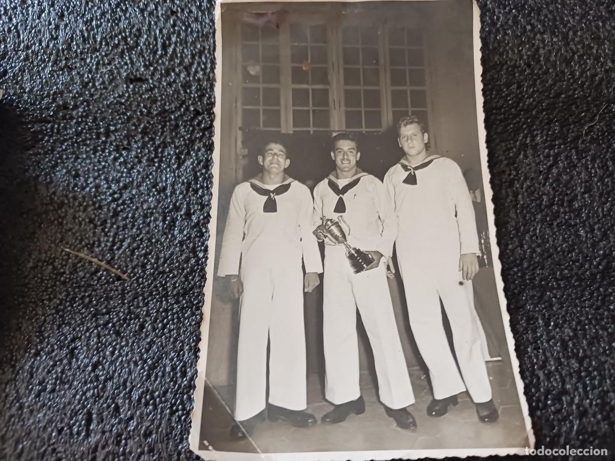 Militaria: FOTOGRAFIA DE 3 marineros con trofeo