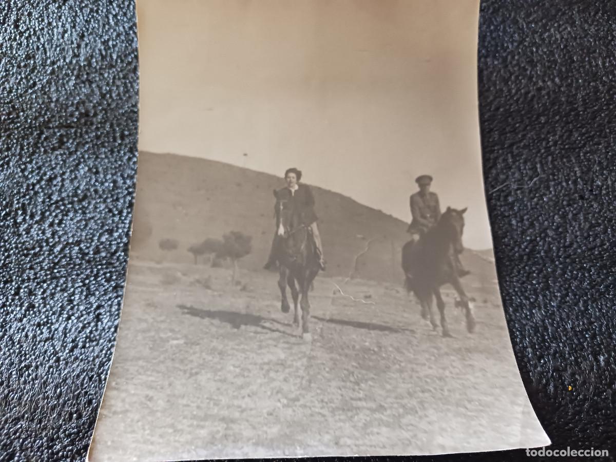 Militaria: antigua fotografia AMAZONA CABALGANDO JUNTO A MILITAR, BARCELONA 1948