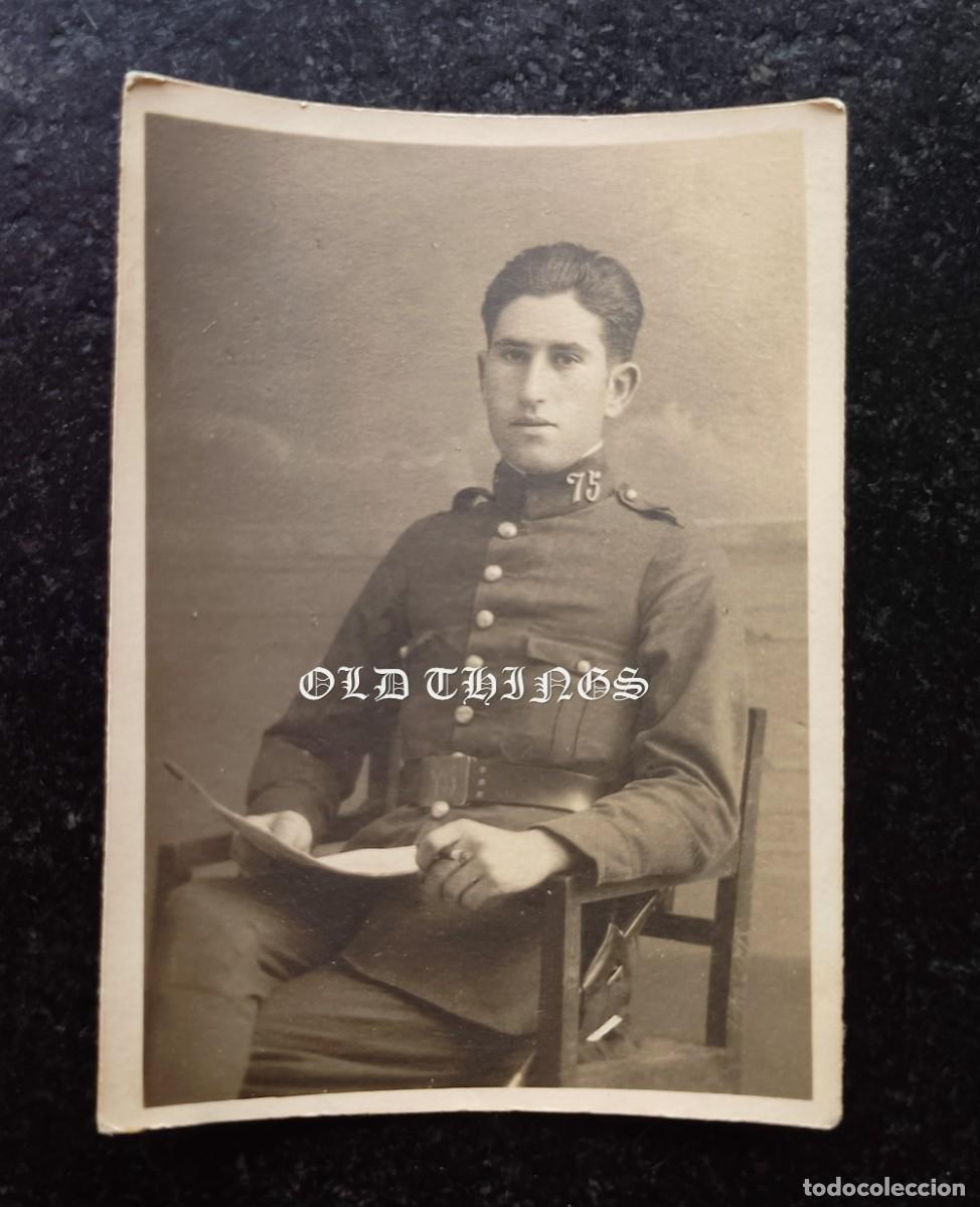 Militaria: FOTOGRAFIA DE SOLDADO DEL Regimiento Segovia 75, C&aacute;ceres, a&ntilde;os 1920, MIDE 7 X 5 CMS.
