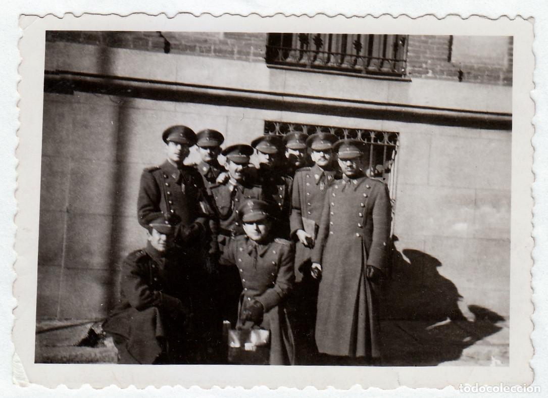 Militaria: Grupo de militares con casaca. Guardia Civil?. A&ntilde;os 40.