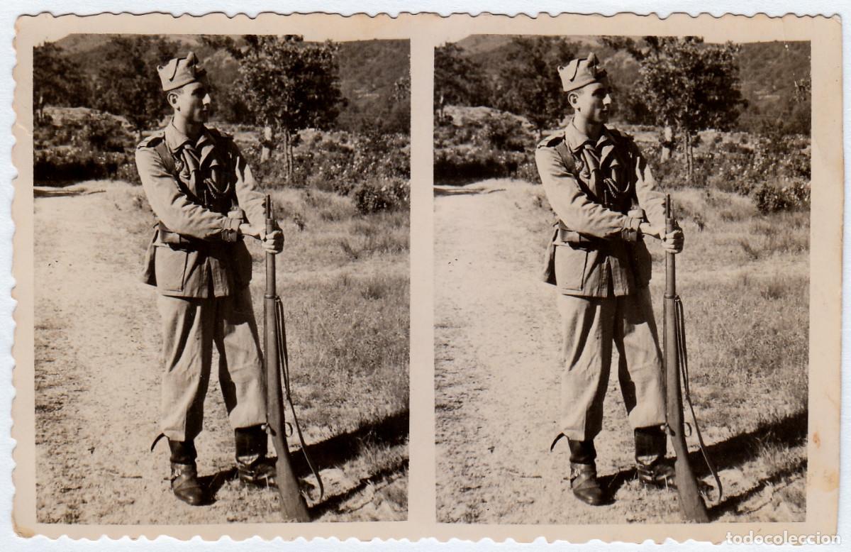 Militaria: Fotograf&iacute;a doble. Militar con fusil. A&ntilde;os 40-50