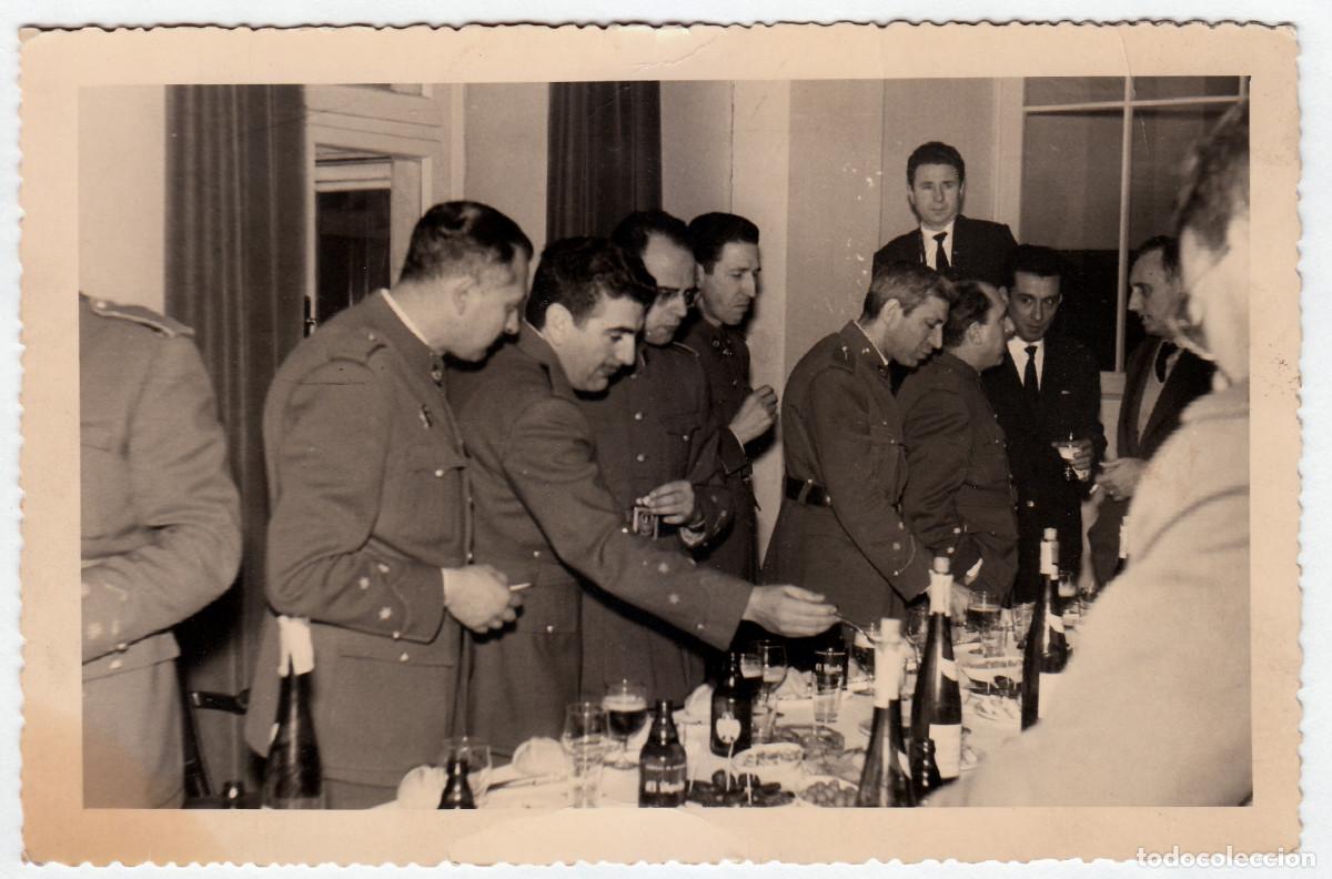 Militaria: Militares Visita Laboratorio Qu&iacute;micos Schering, Madrid. A&ntilde;o 1962