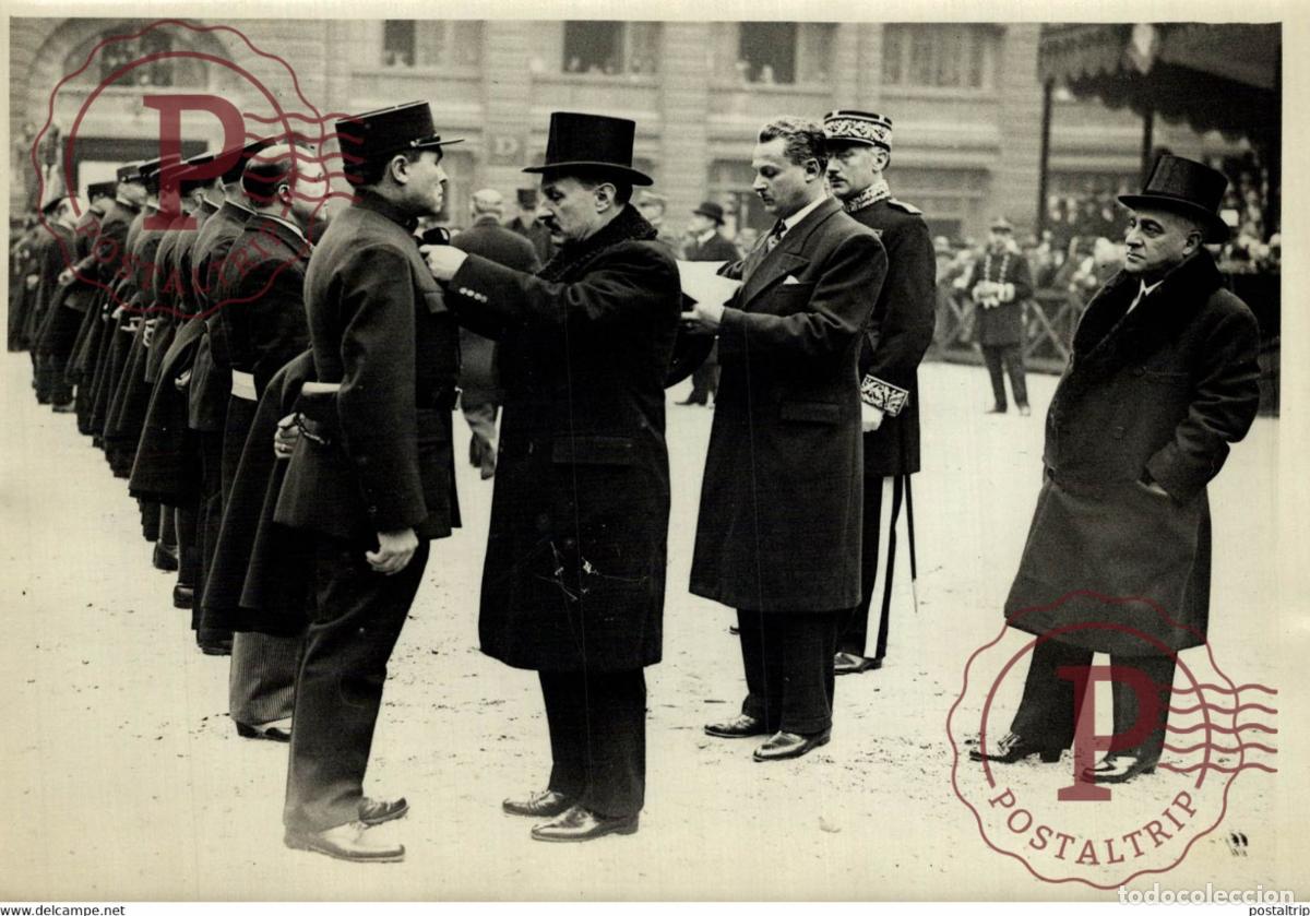 Militaria: AUX INVALIDES MR CHAUTEMPS REMET DES DECORATIONS 18*13CM Photo Meurisse Paris France collectionmeu