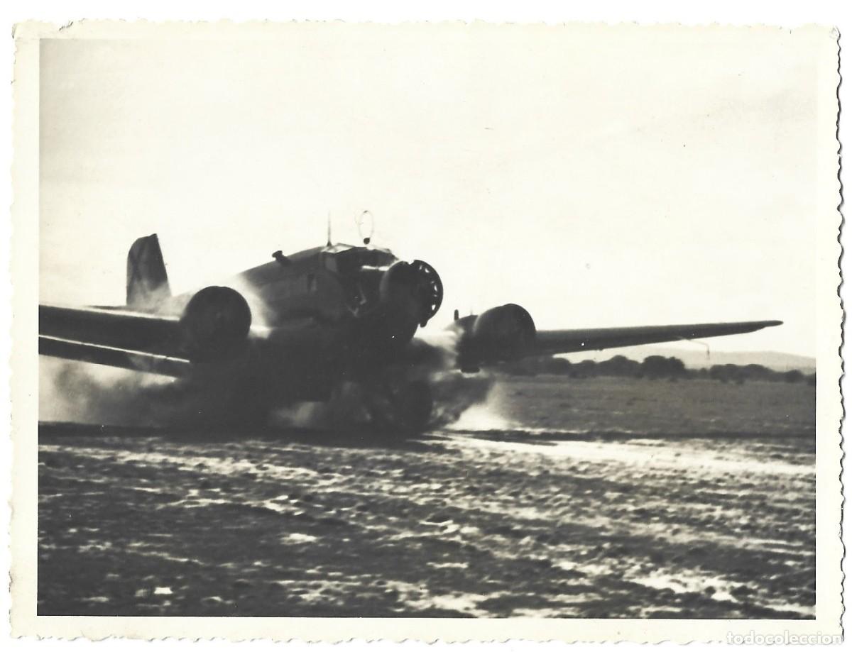 Militaria: 1937 Fotograf&Iacute;a guerra civil Junker aterrizando aer&oacute;dromo de Salamanca. 12x8,5cm LEER