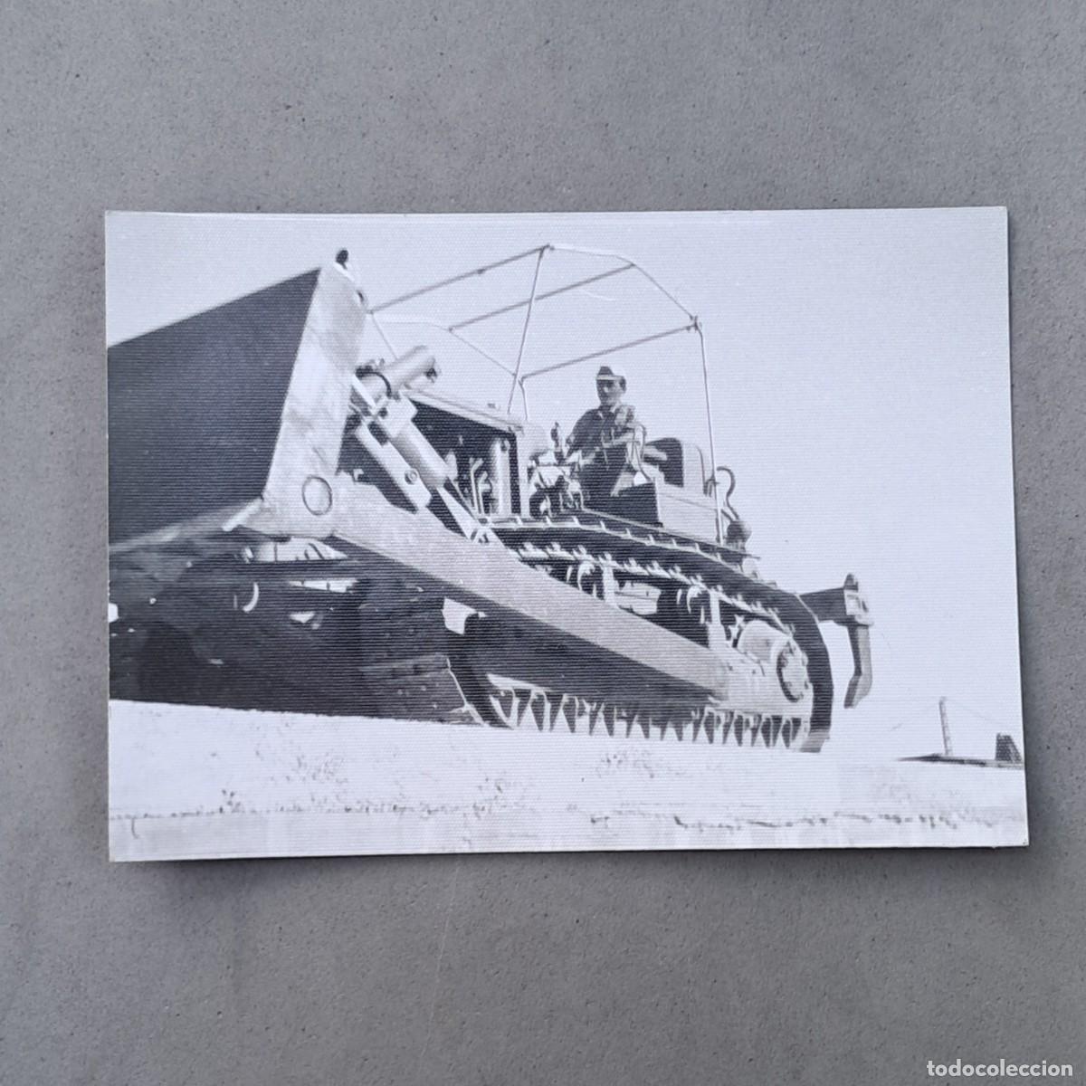 Militaria: Antigua fotografia de un soldado espa&ntilde;ol sobre un bulldozer, a&ntilde;o 1976
