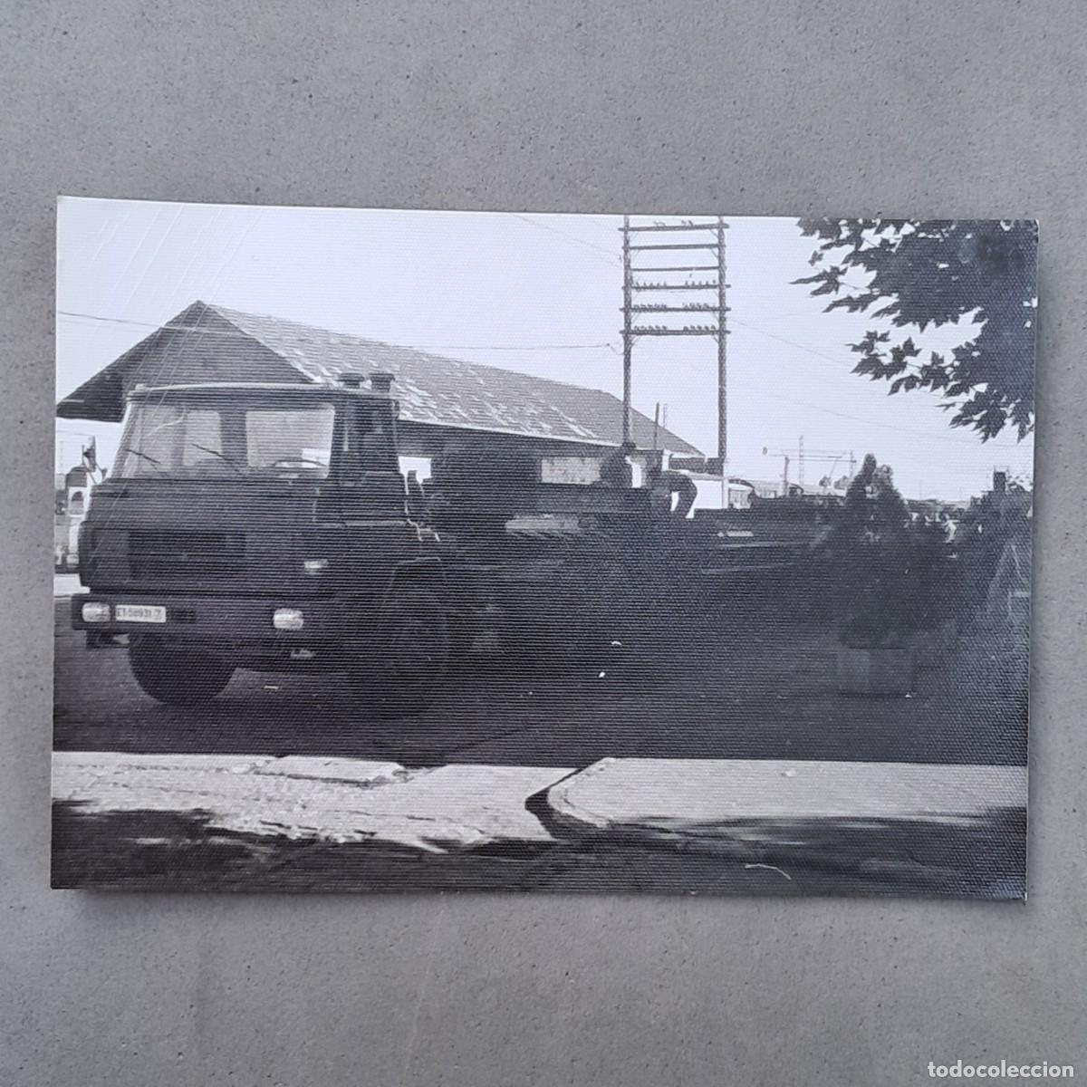 Militaria: Antigua fotografia de un transporte militar, Cami&oacute;n Barreiros serie 300 con plataforma, a&ntilde;o 1976