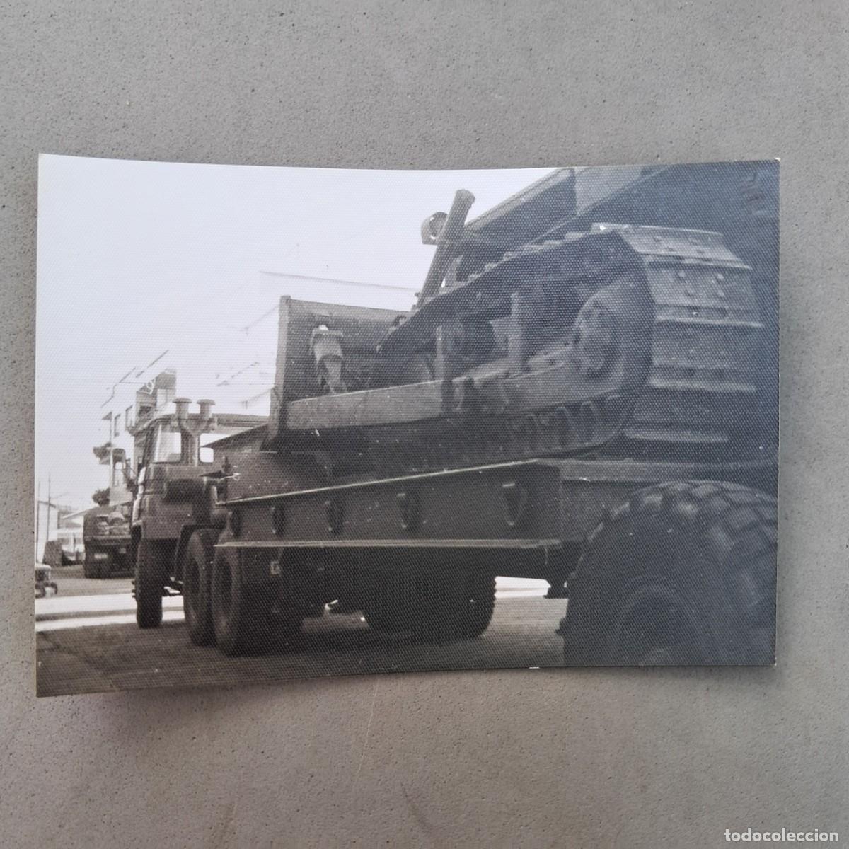 Militaria: Antigua fotografia, transporte militar, Cami&oacute;n Barreiros serie 300 con plataforma y bulldozer. 1976