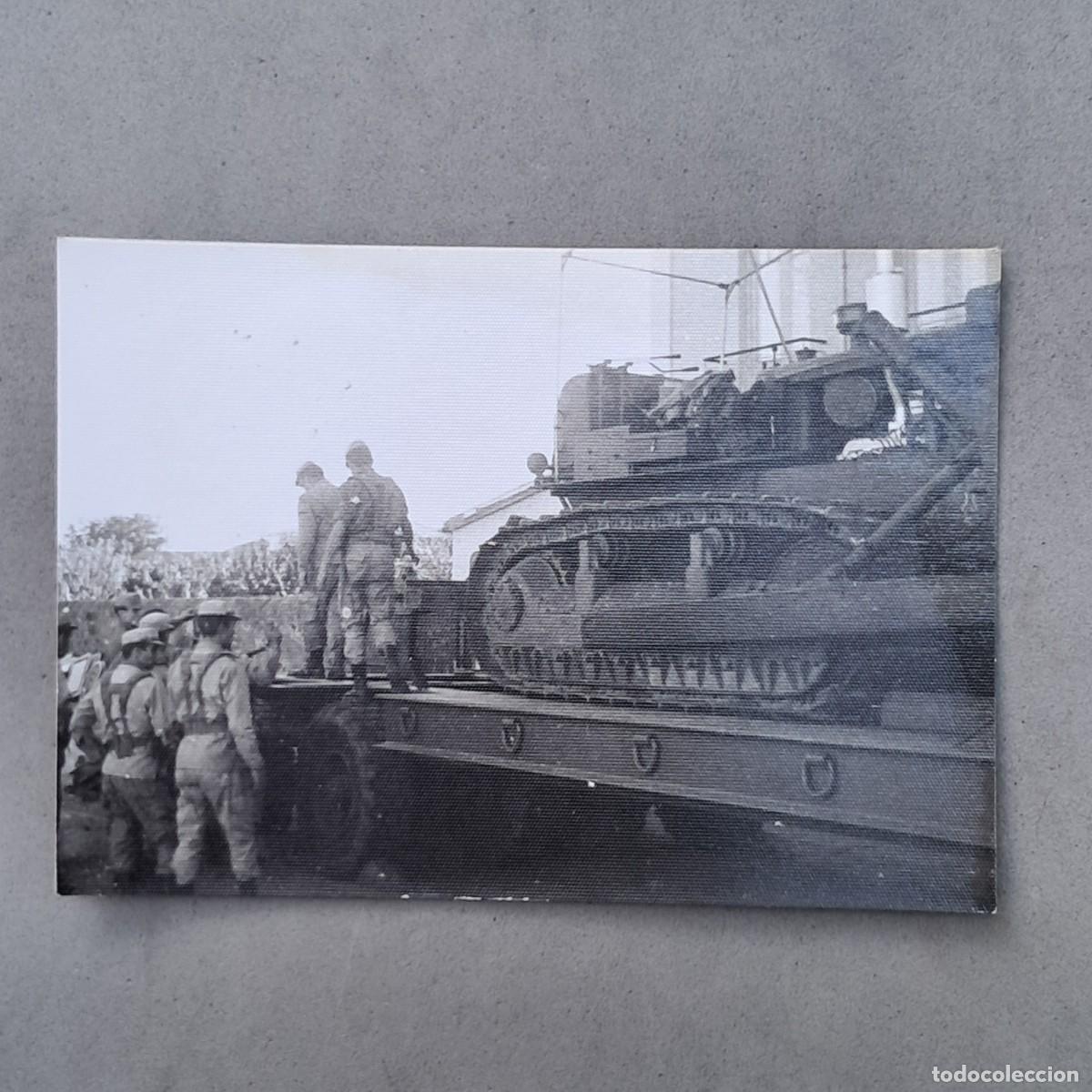 Militaria: Antigua fotografia, transporte militar, soldados descargando un bulldozer de una plataforma. 1976